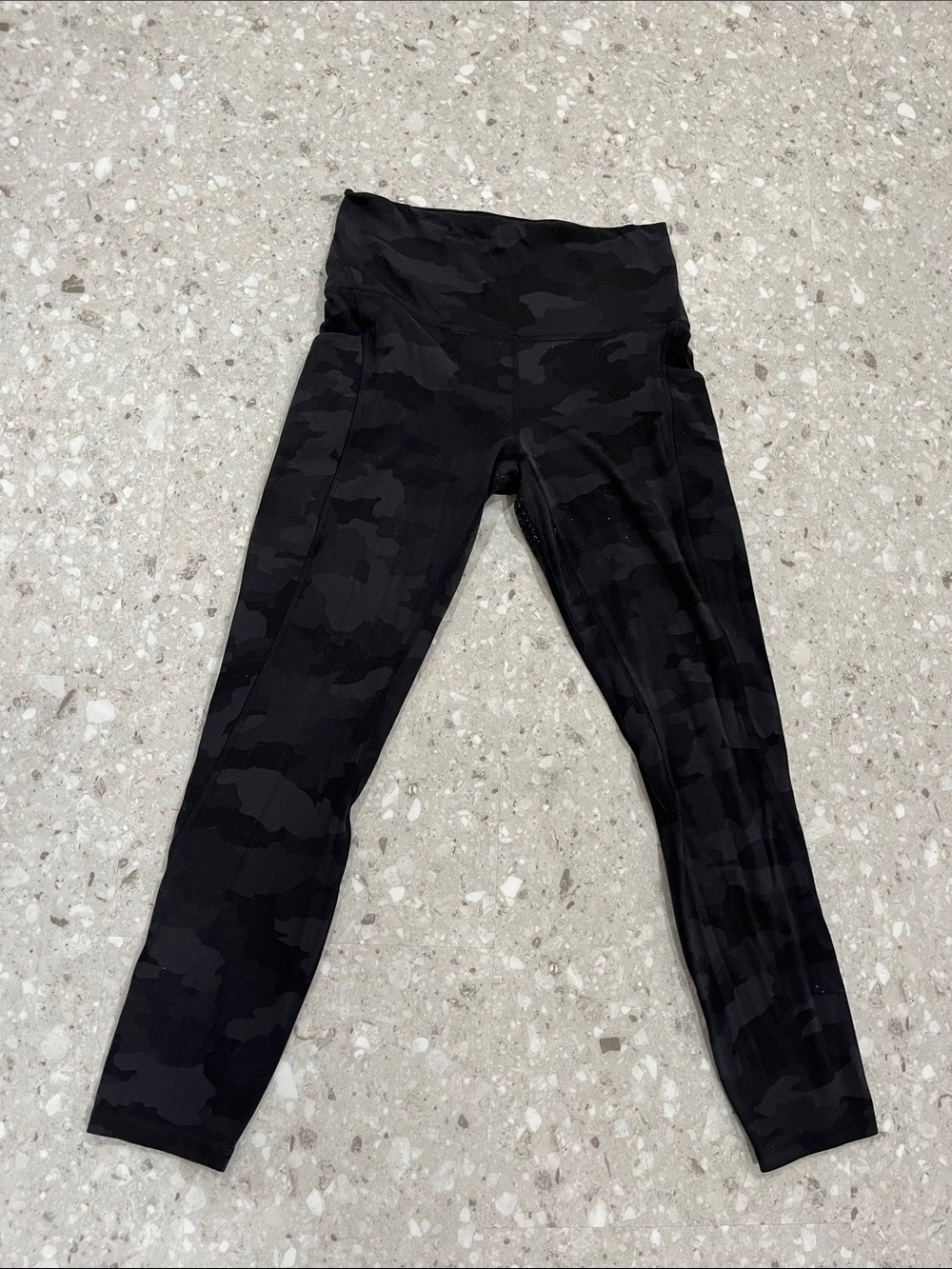 Lululemon camo pocket aligns